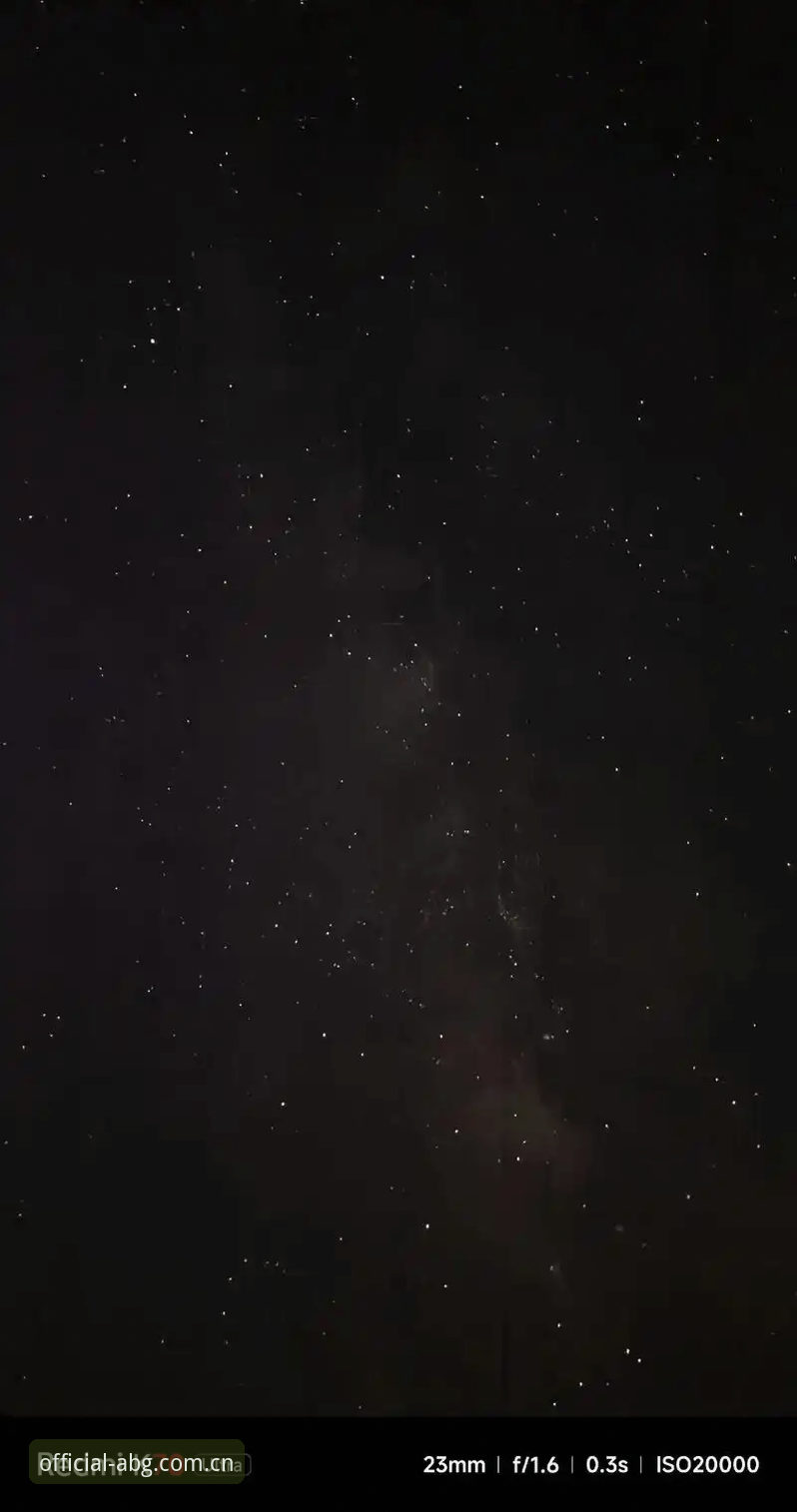 晚上十一点半，手机屏幕亮起。欧博体育平台推送了一条消息：“威尔逊因家中被盗退出莱斯特冠军联赛”。我刚看完他在首轮3-0横扫对手，正准备等下一场数据。这条推送让整个直播间弹幕安静了几秒。